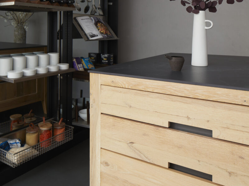 FB1 bench, oak grain detail