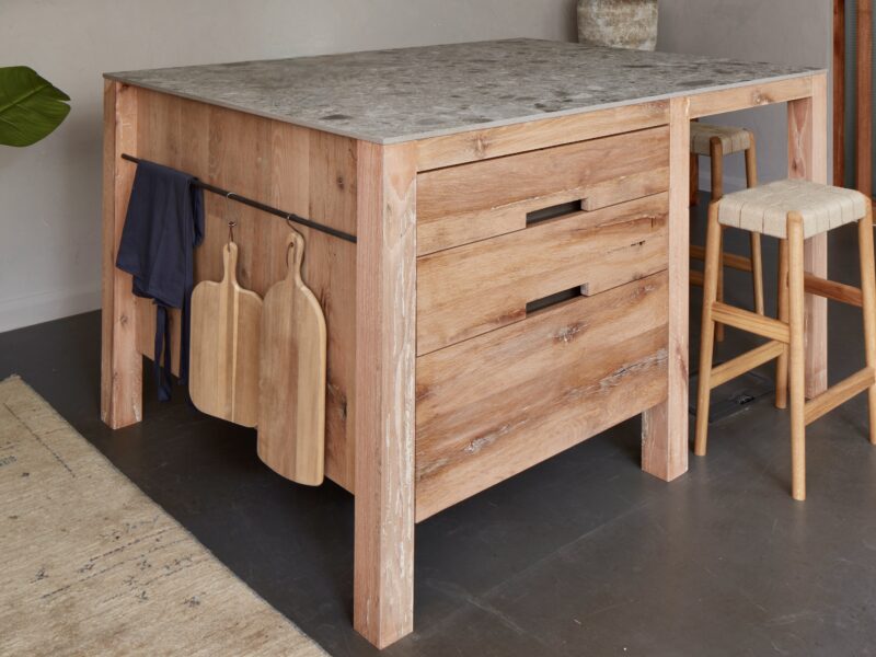 Hanging rail mounted on a Food Bench